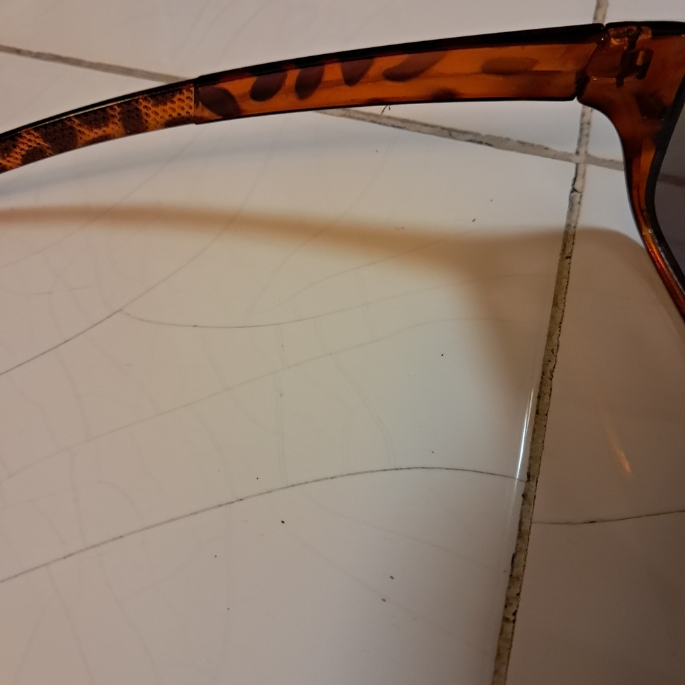 Tortoise Shell Sunglasses with Polycarbonate Lenses - Picture 6 of 6
